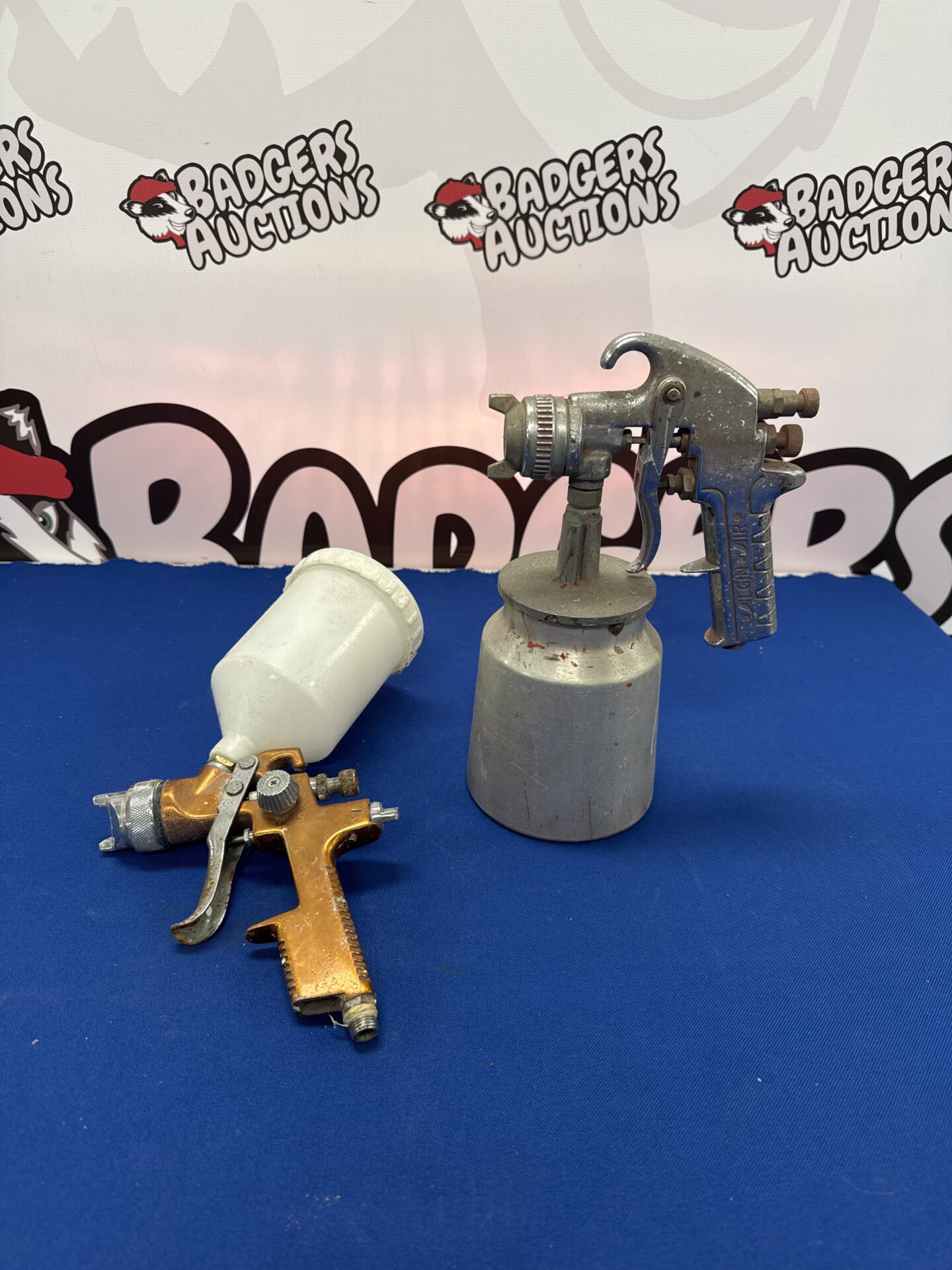 903 Two paint spray guns inc align air