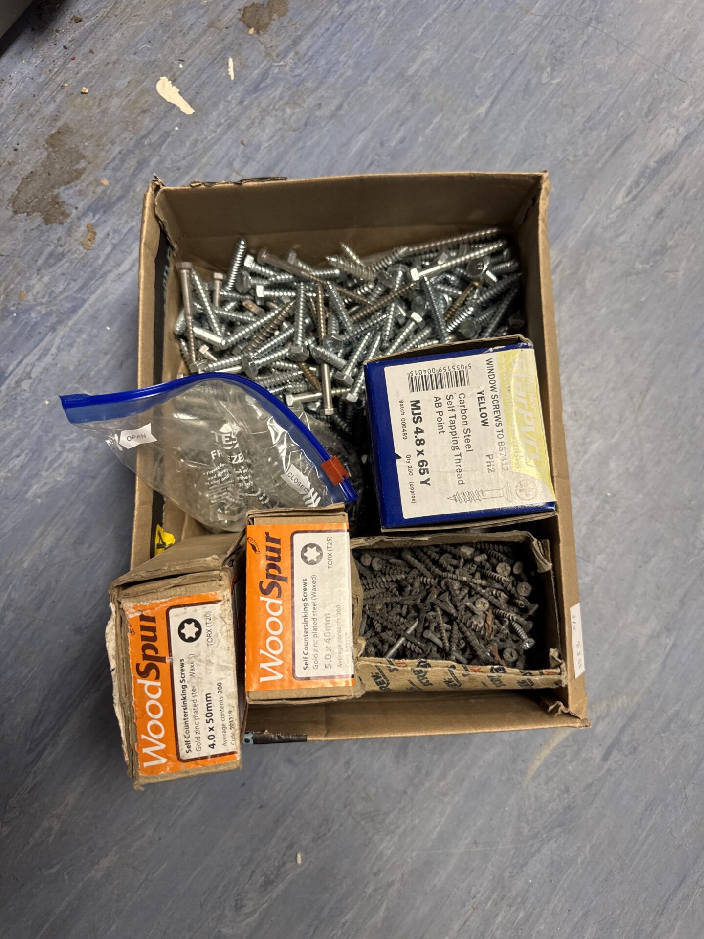 917 Box of assorted screws