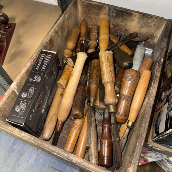 Vintage woodworking chisels in a tray, antique tool lot.