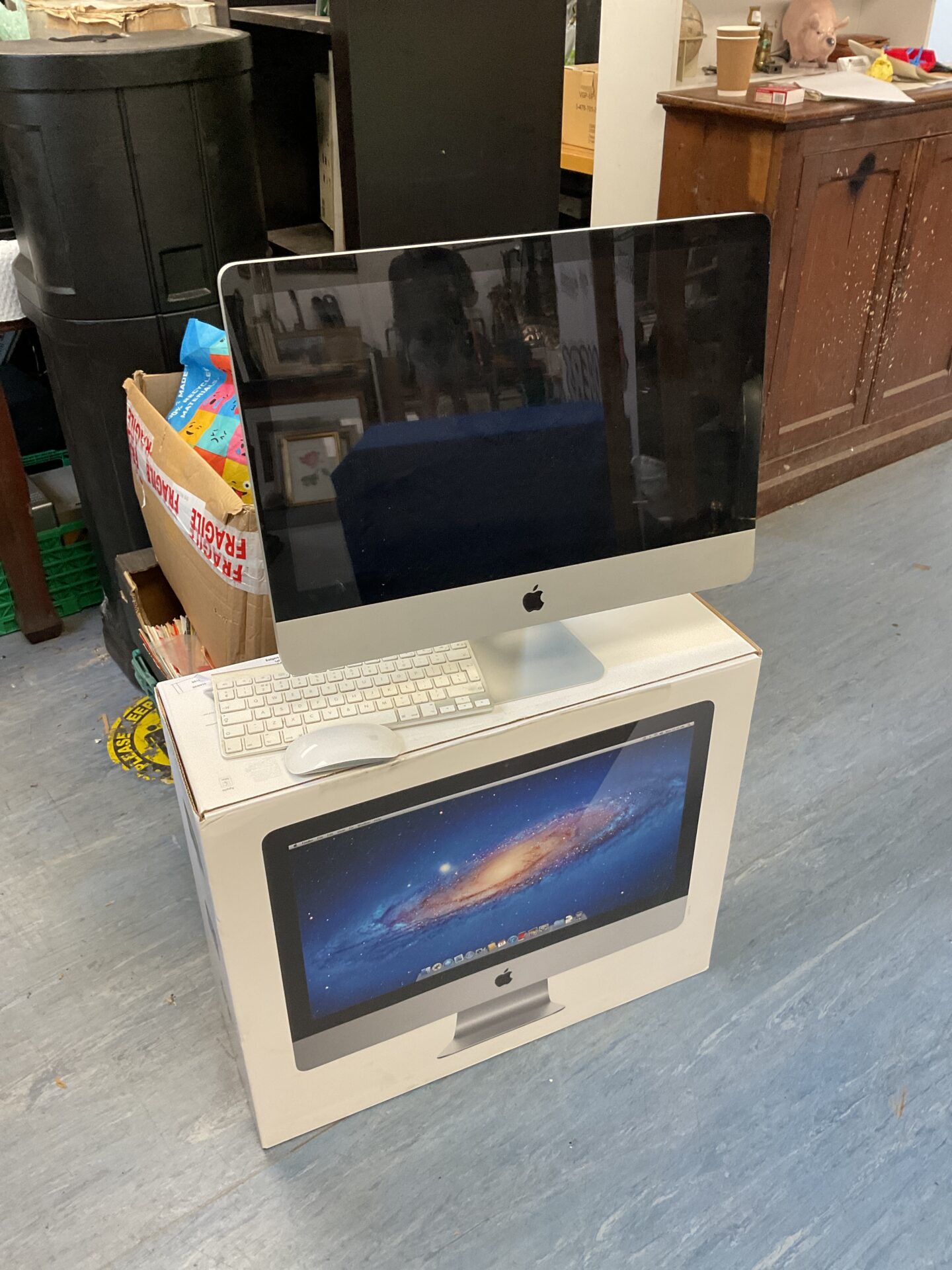 159 Apple imac 21.5” computer model a1311 with keyboard & mouse