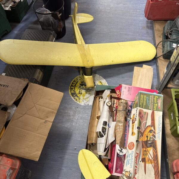 Overview of a lot of vintage model planes and kits.
