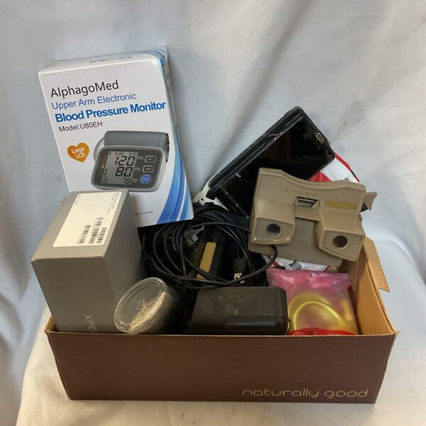 Mixed lot featuring vintage View-Master and AlphaMed blood pressure monitor.