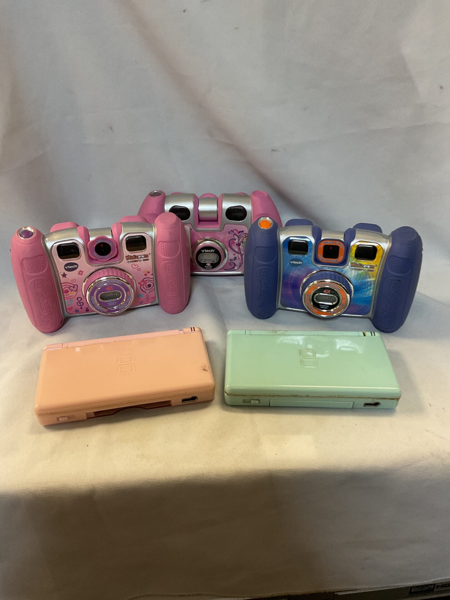 233 Two Nintendo ds lite consoles & three vtech childrens cameras