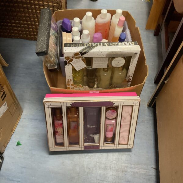 Mixed beauty and cosmetic lot with bubble baths and gift sets.