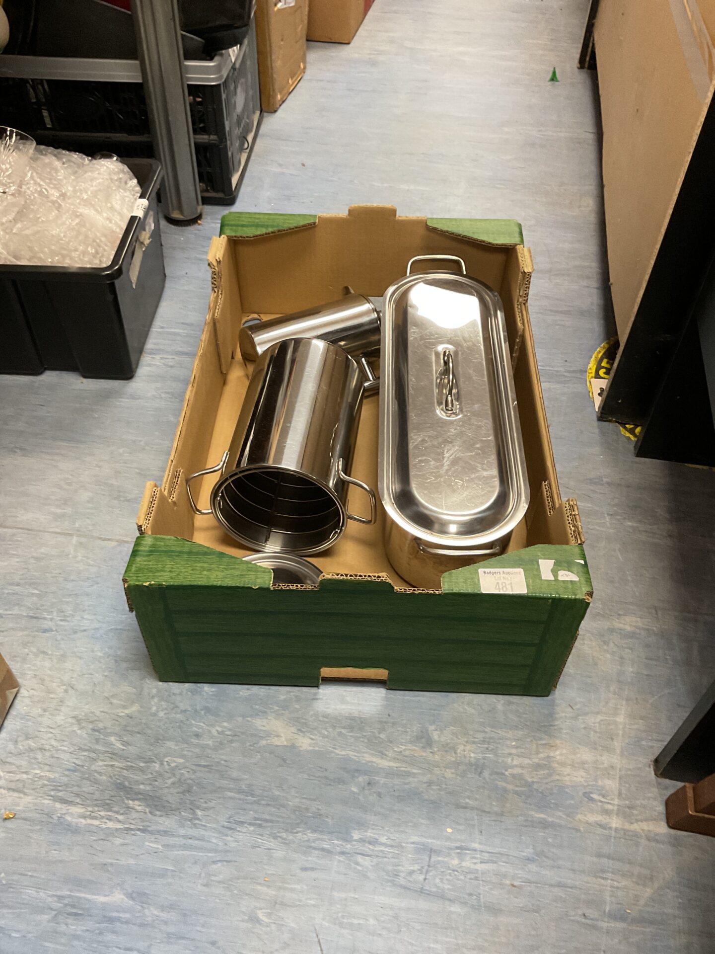 481 Tray of mixed kitchenware inc fish poacher