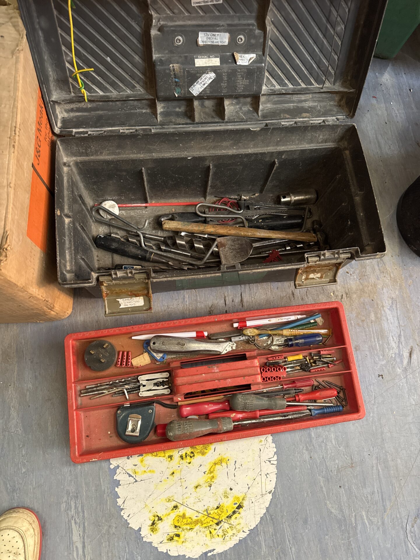 1022 Curved plastic toolbox with contents