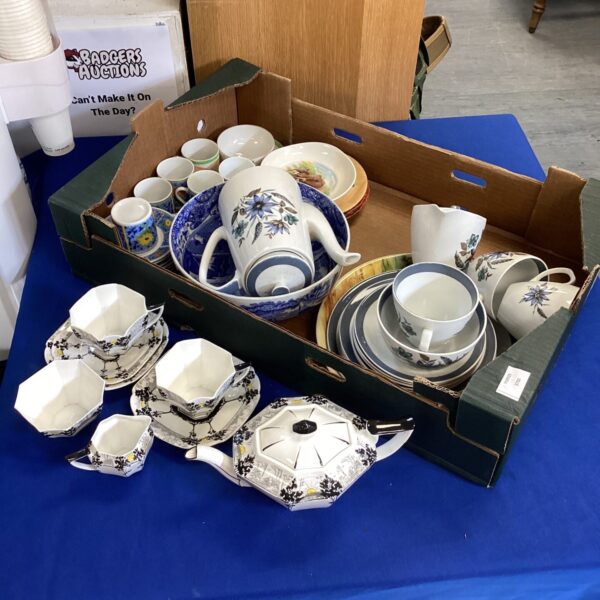 Mixed lot of vintage tea and coffee sets with Shelley potential.