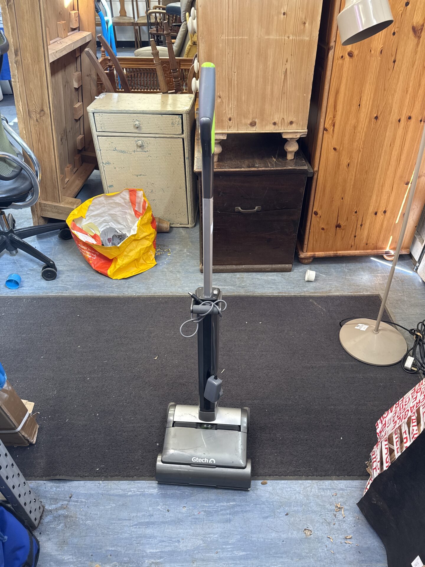 995 Gtech 22v air ram hoover with charger – powers on untested further
