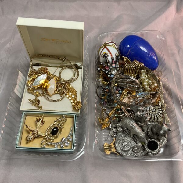 Tray of assorted vintage and costume jewellery, including brooches and earrings.
