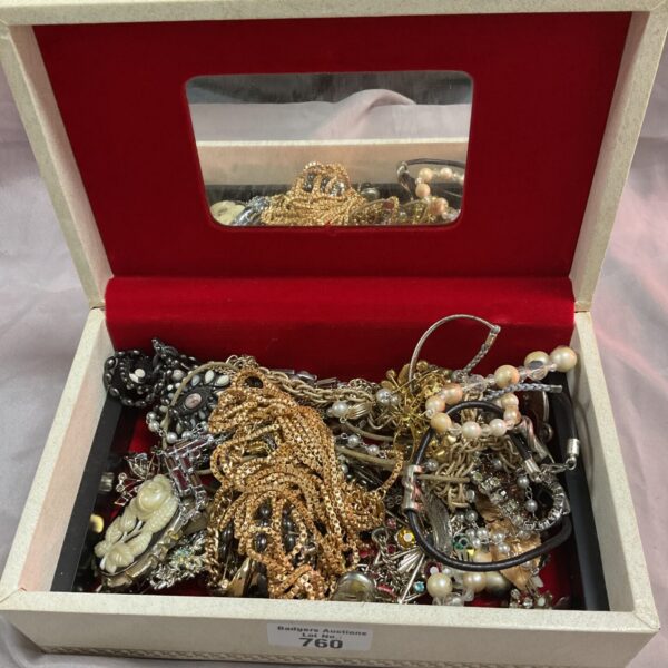 Vintage jewellery box filled with a mixed lot of costume jewellery.