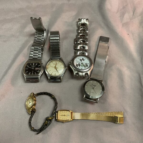 Tray of assorted vintage wristwatches for collectors.