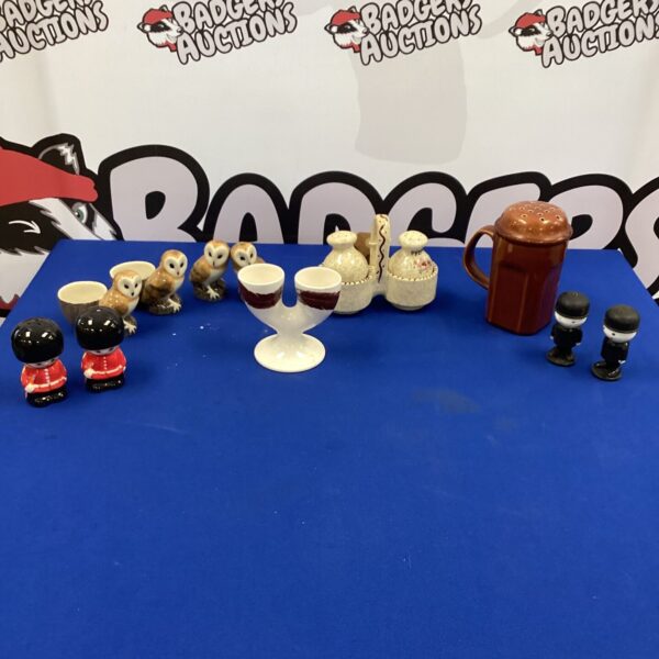 Vintage salt and pepper pots including Homepride flour men.