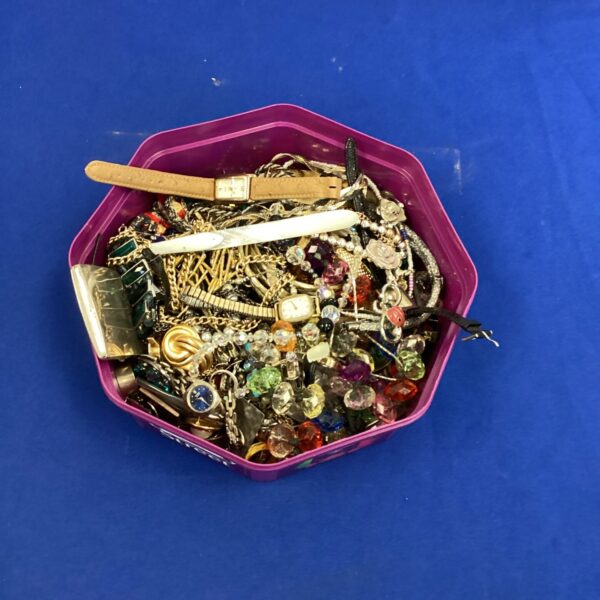 Mixed jewellery lot with necklaces, bracelets, and watches.