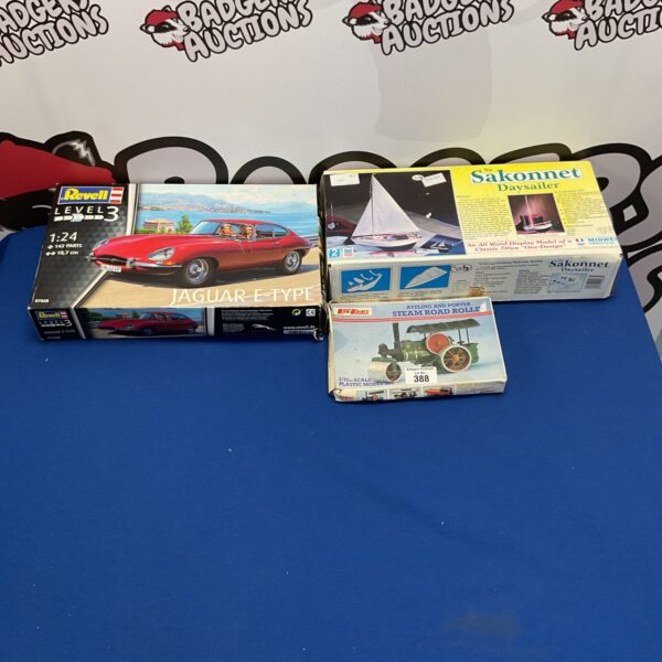 Vintage model kits lot including Revell and Keil Kraft boxes.