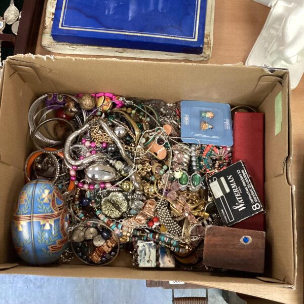 Mixed lot of vintage and fashion costume jewellery with beaded necklaces and brooches.
