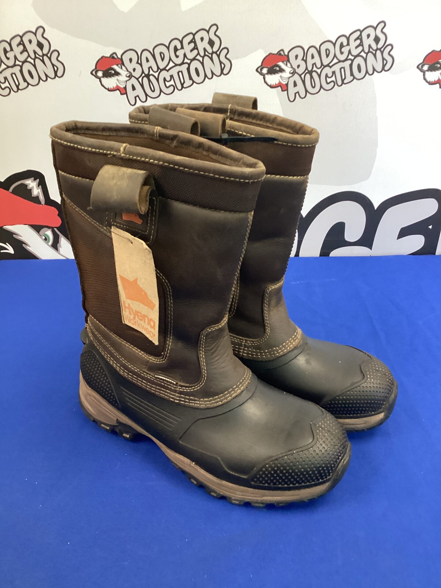 519 Pair of size 8 hyena workwear safety boots