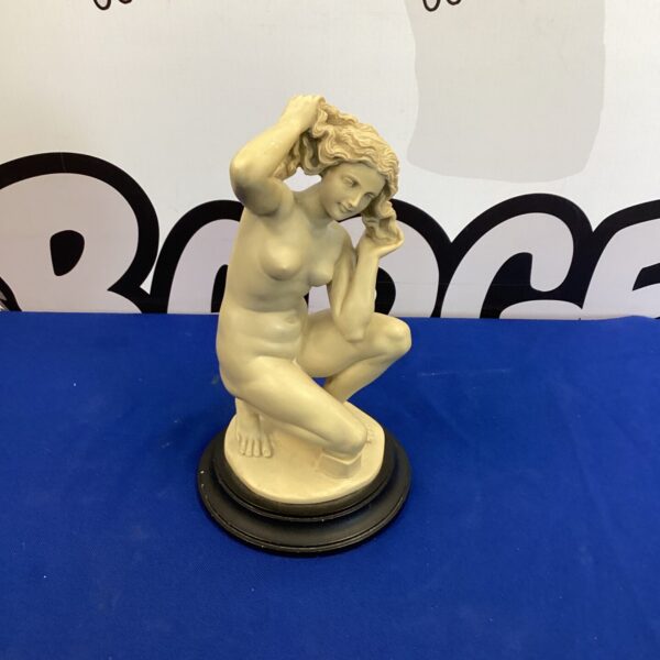 Detailed G Ruggeri resin figurine of a lady for collectors.