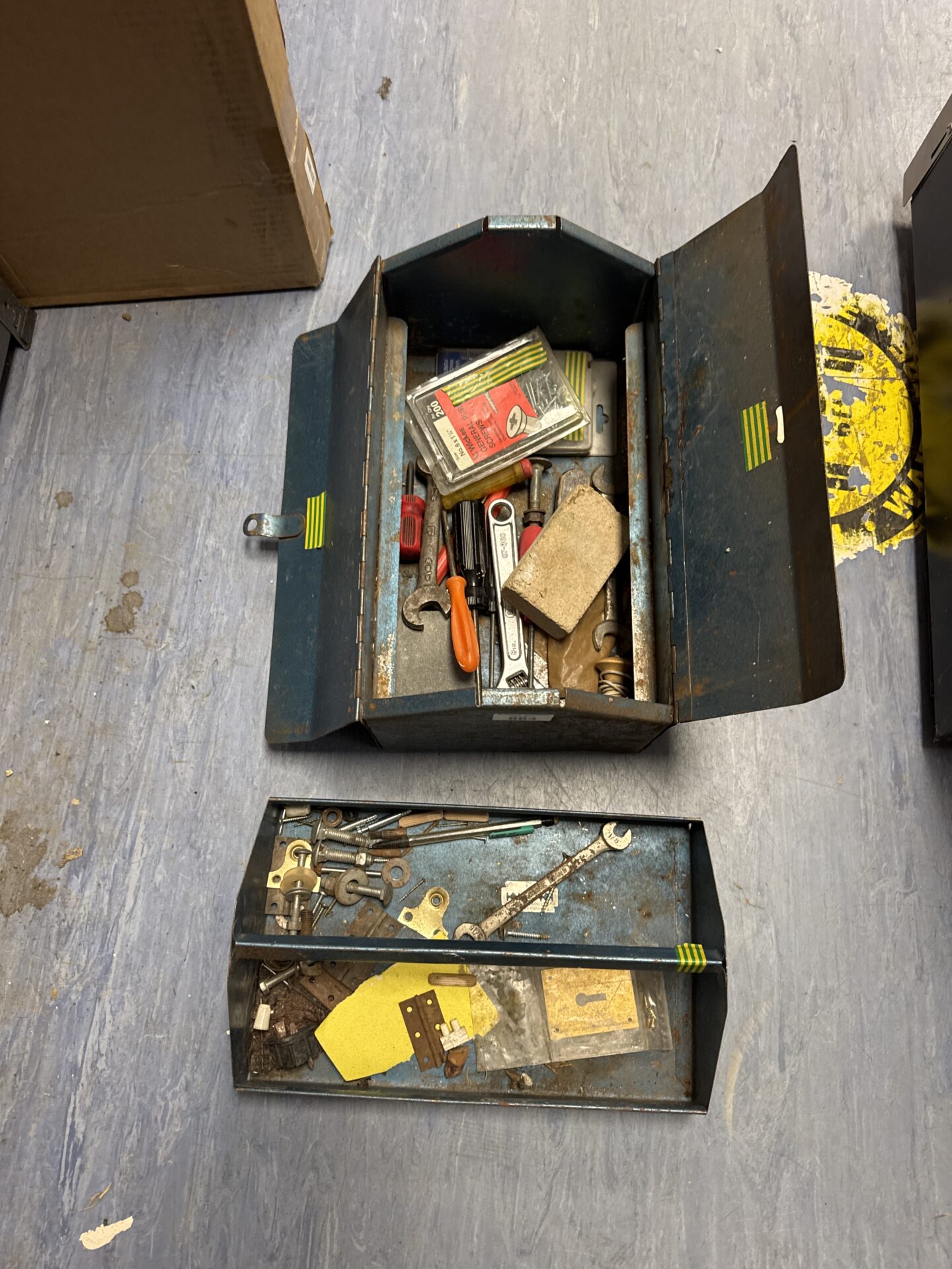 855 Small metal toolbox with contents