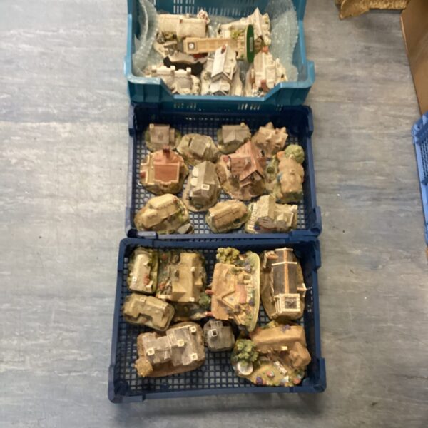 Three trays of Lilliput Lane cottages and miniature houses.