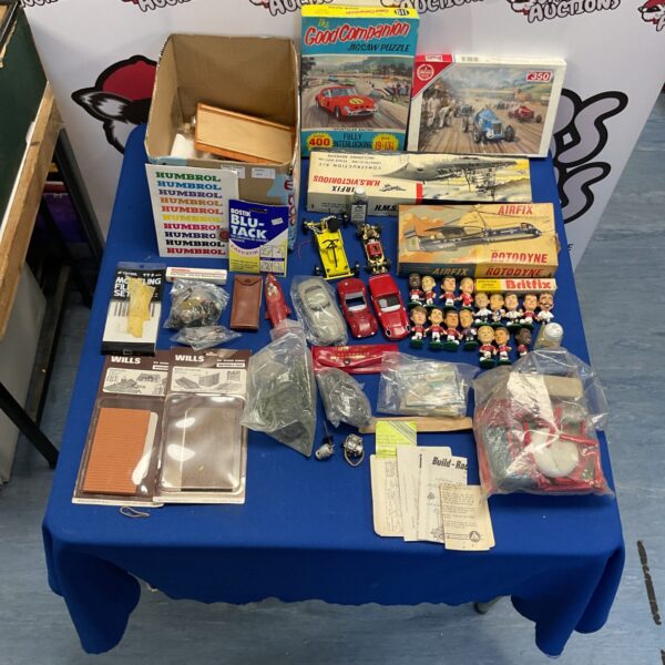 Mixed lot of vintage Airfix, Meccano, and Hummel model kits and parts.