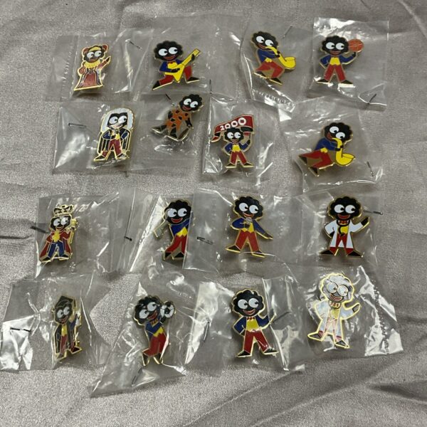 Lot of sixteen vintage Robertson Golly enamel badges.