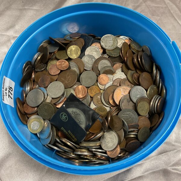 Mixed lot of approximately 4 kilo assorted coins for collectors.