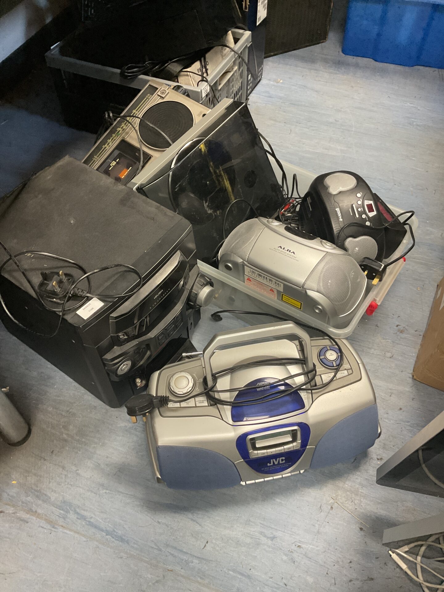 129 Large lot of radios inc jvc