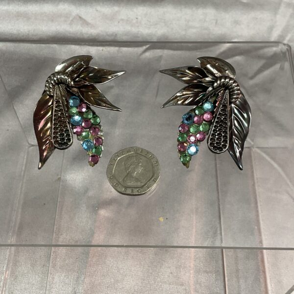Vintage floral clip-on earrings with sparkling rhinestones.