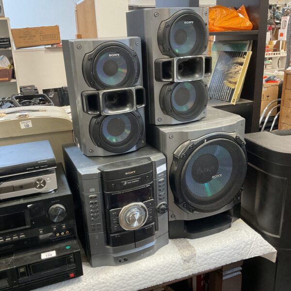 Vintage Sony MHC-RG595 stereo system with speakers.
