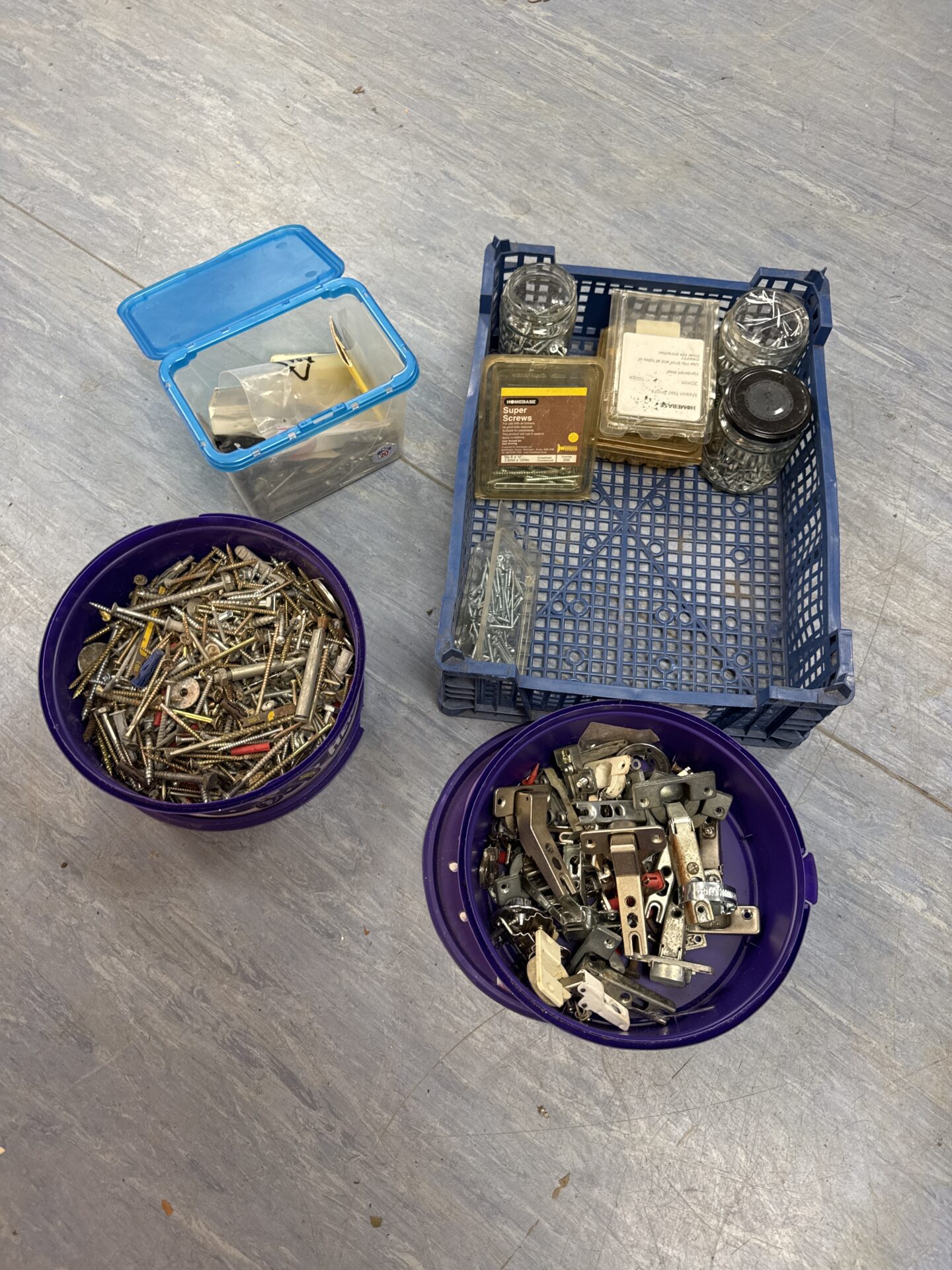 885 Selection of shed clearance items