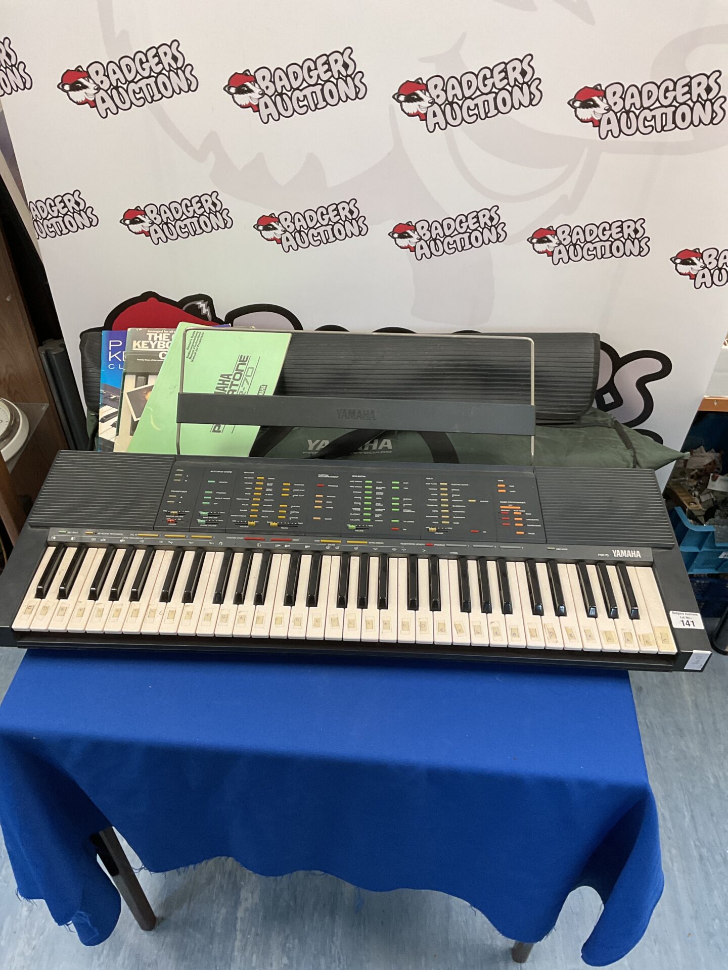 141 Yamaha psr-70 keyboard with bag
