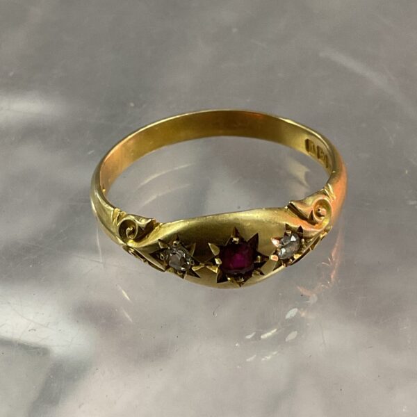 Vintage 18ct gold ring with ruby and diamonds.