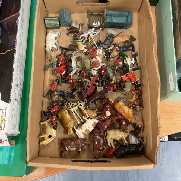 Tray of vintage Britains lead figures and farm animals.