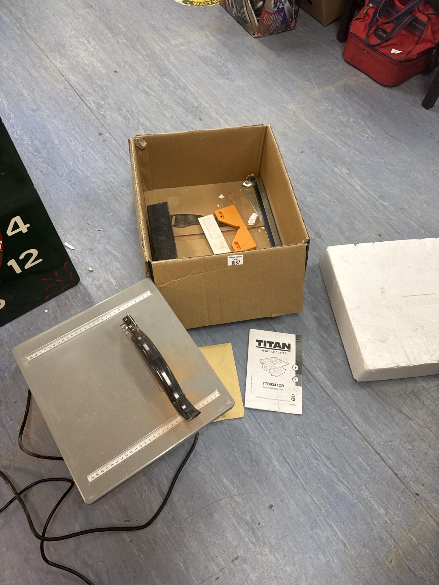 969 Titan 450w tile cutter – working