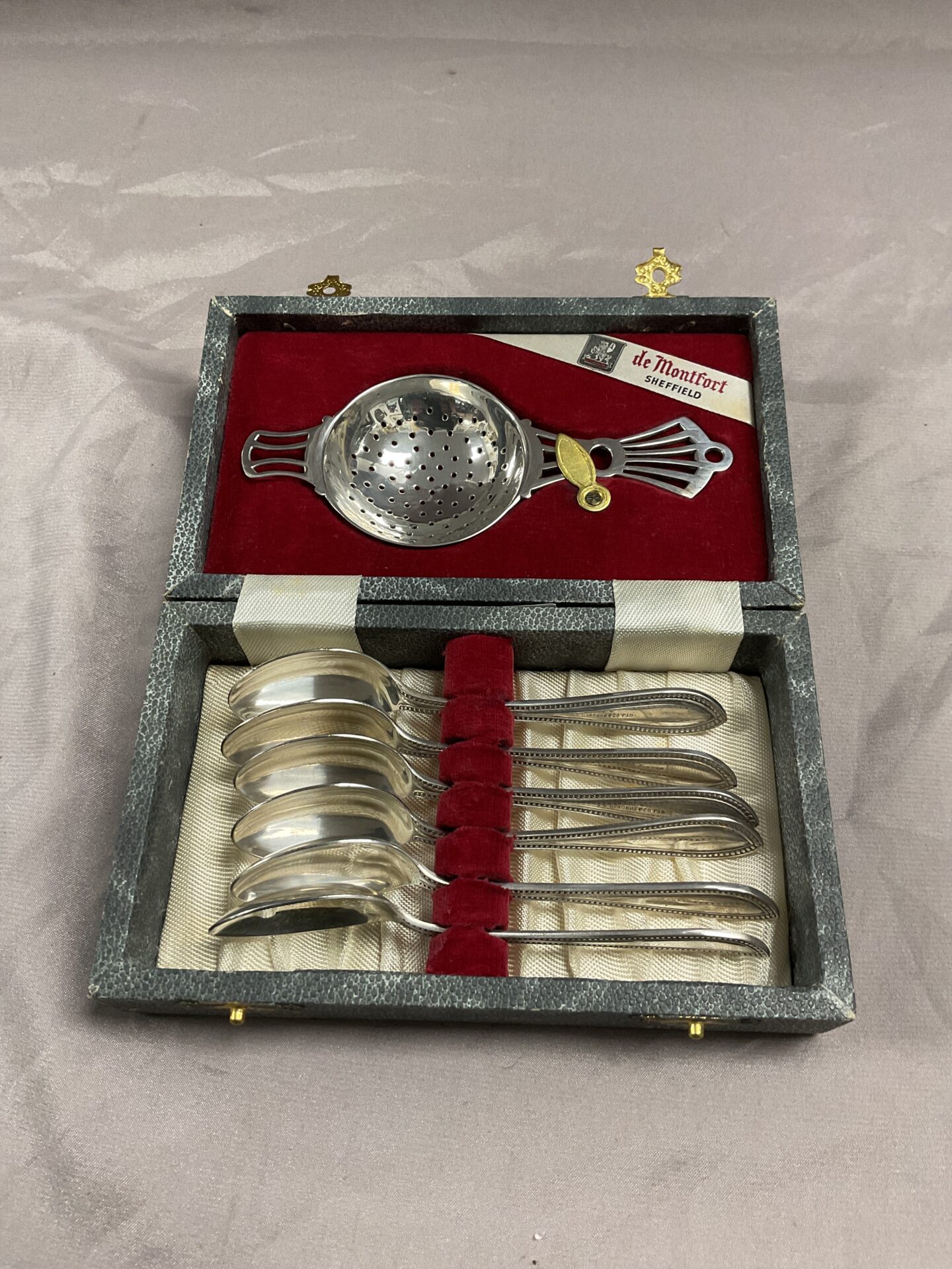 847 De Montfort silver plate Tea strainer and spoon set