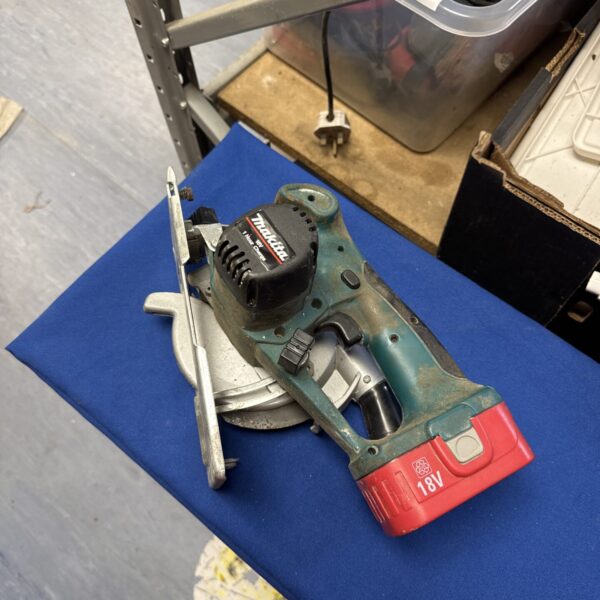 Makita cordless circular saw, black and green, for DIY projects.