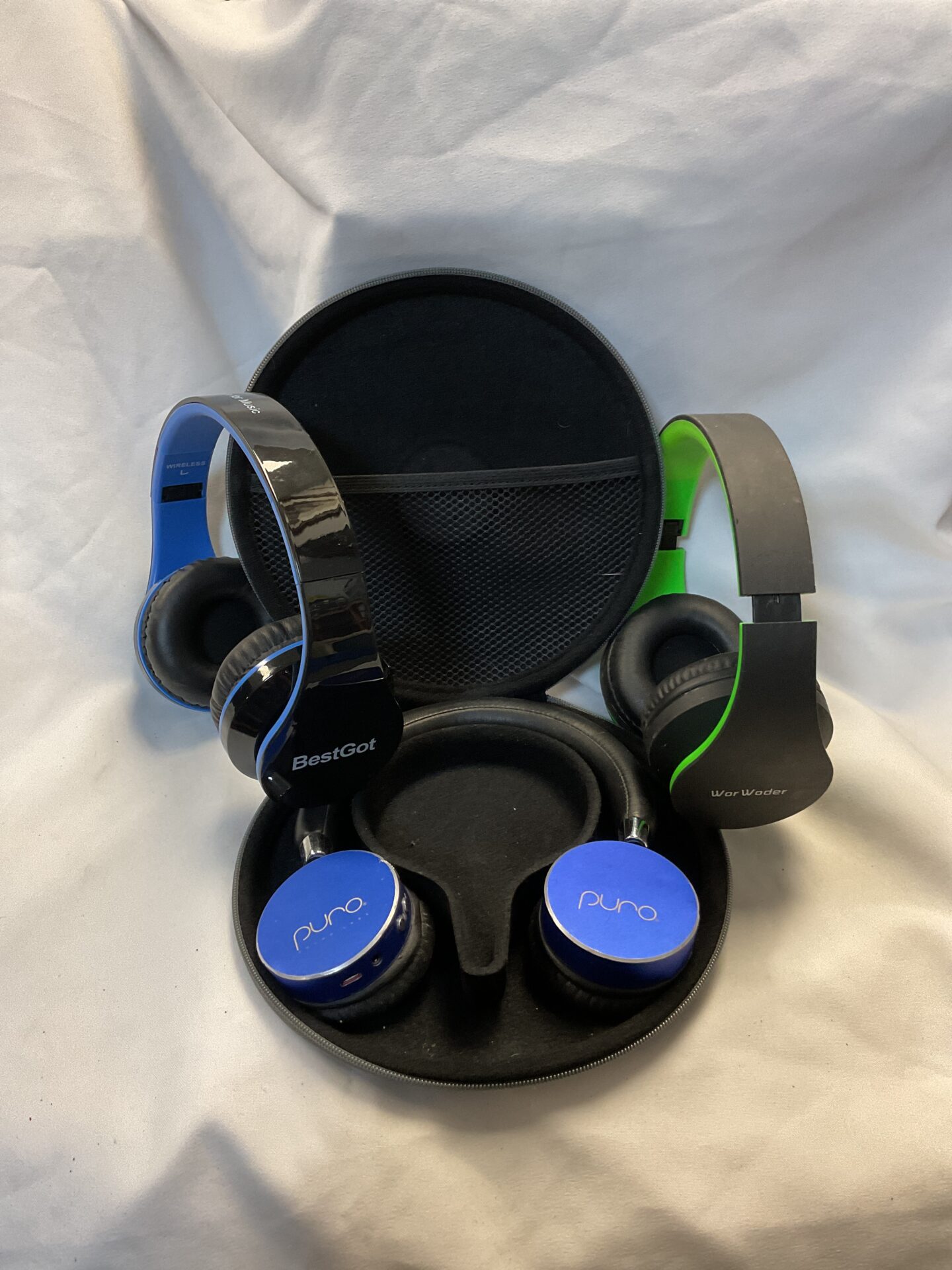 192 Three pairs of Bluetooth headphones inc puro