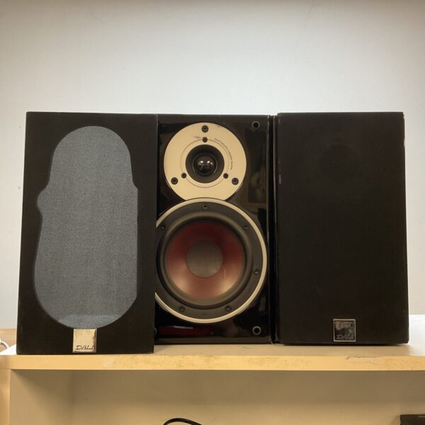 Black Dali Zensor 1 bookshelf speakers for hi-fi audio.