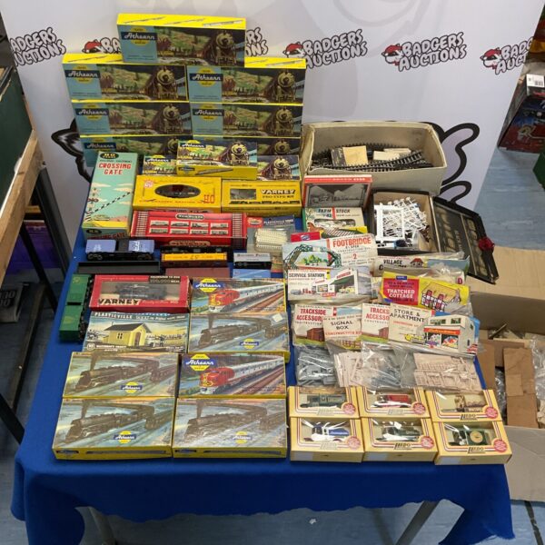 Overview of a large lot of vintage model kits and parts.
