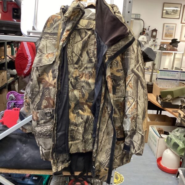 Realtree Hardwoods camo jacket and trousers in size XL for outdoor activities.