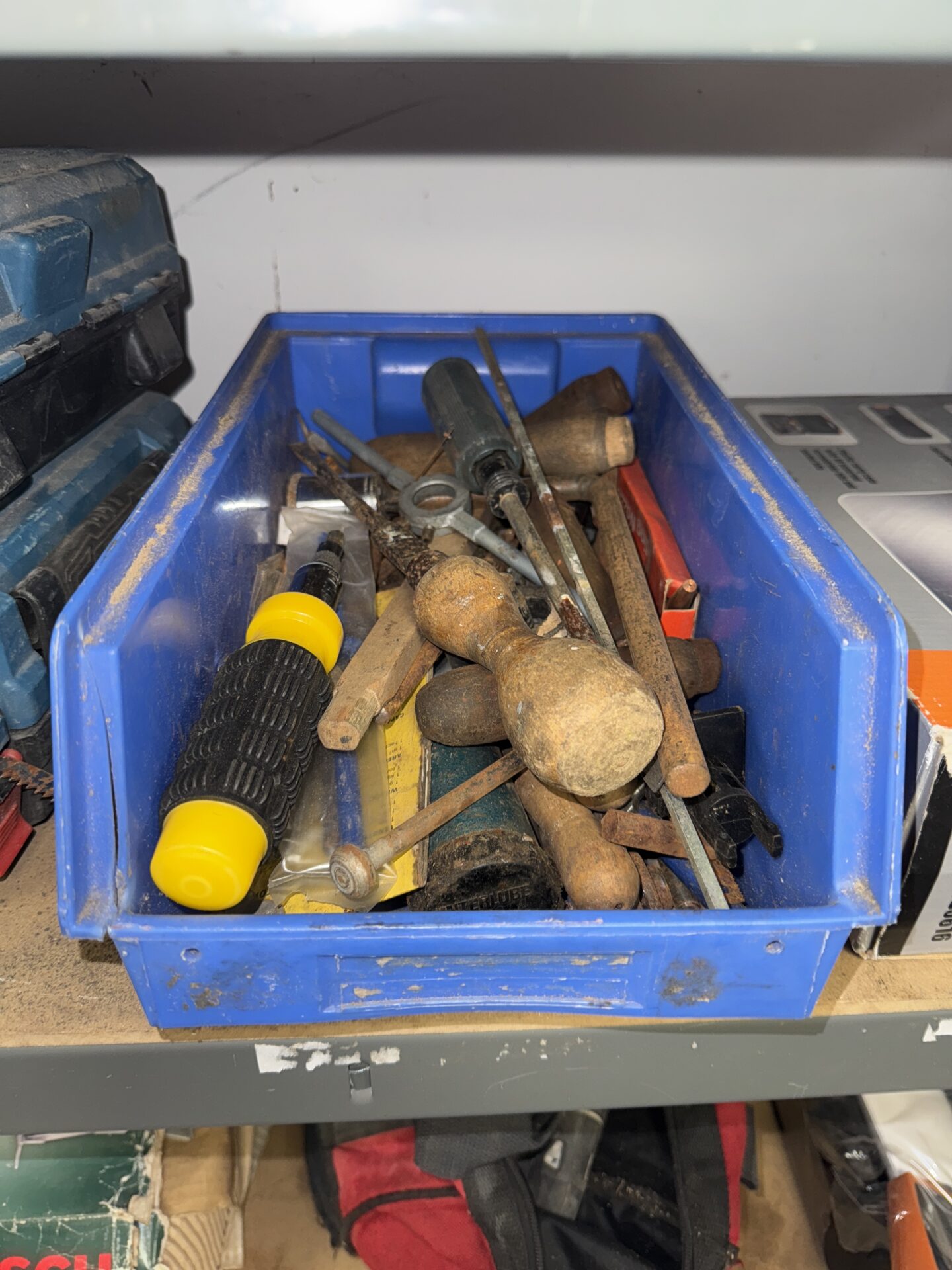 948 Small tray of hand tools