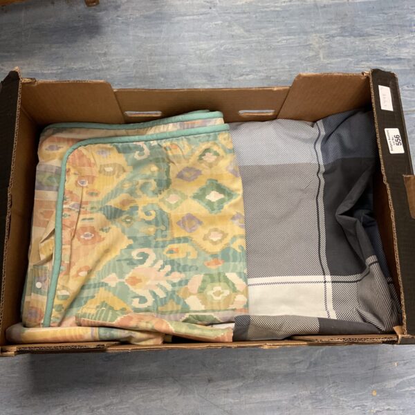 Vintage floral duvet sets with a bright 1980s pattern.