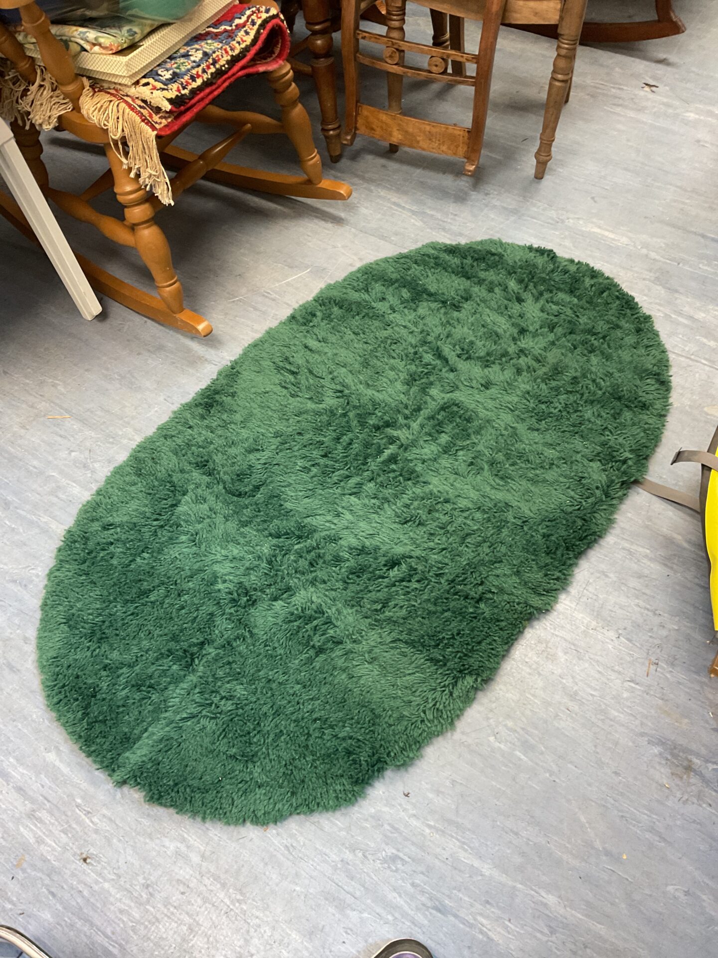 551 Small oval green shag pile rug