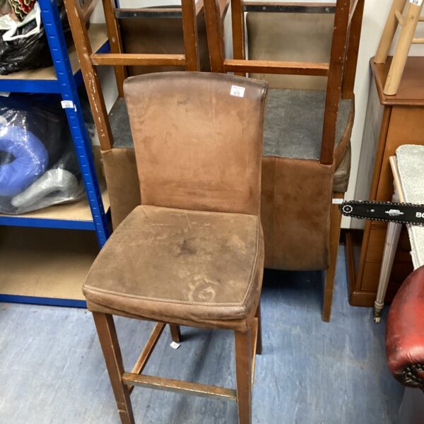 Brown leather bar stool with wooden frame, vintage style.