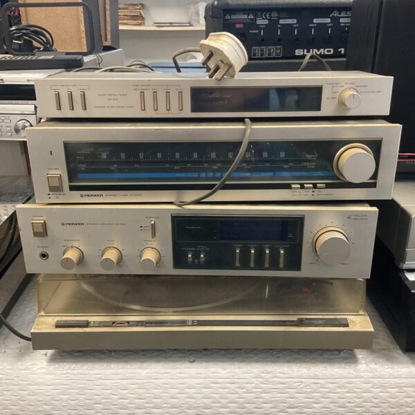 Vintage Pioneer HiFi system with SA-520 amplifier and PL-320 turntable.