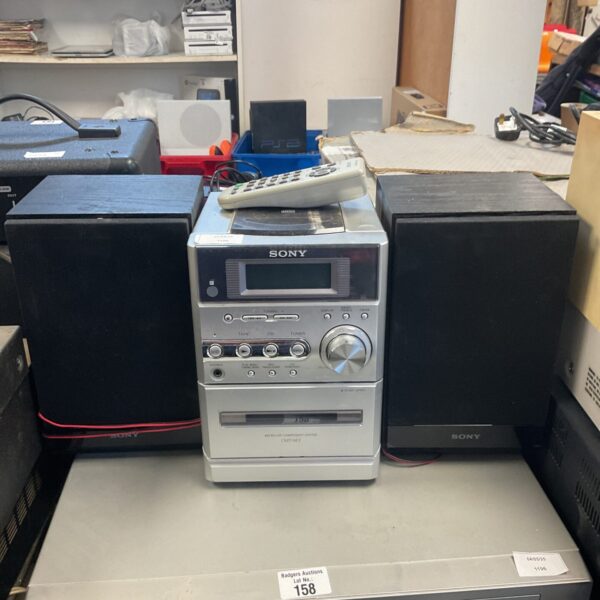 Silver Sony CMT-NE3 hifi system with remote control.