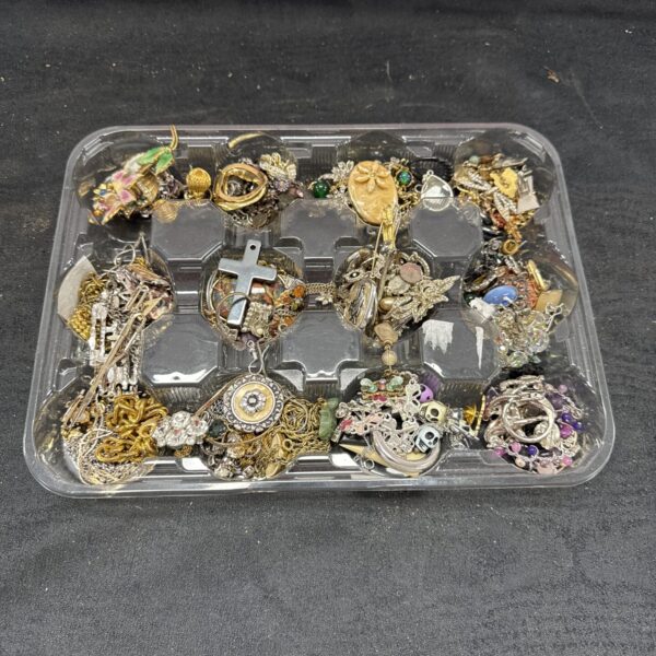 Assorted vintage costume jewellery lot with brooches and earrings.