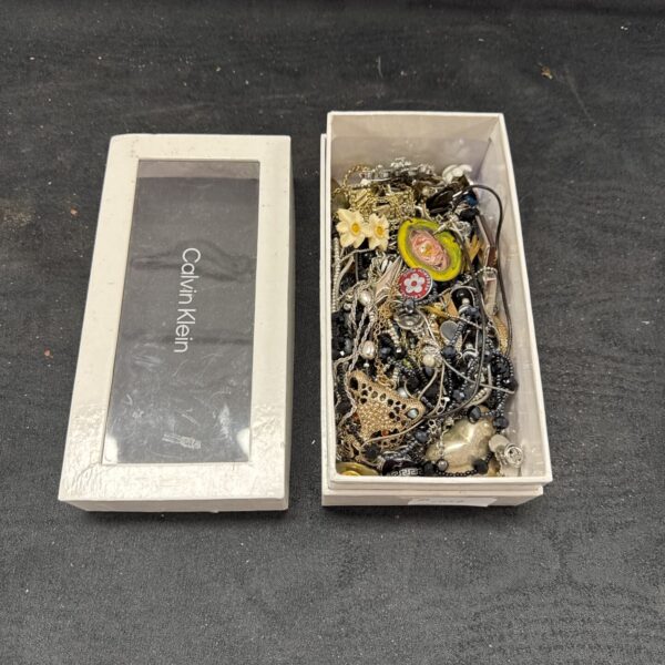 Assorted vintage costume jewellery lot with brooches and pendants.