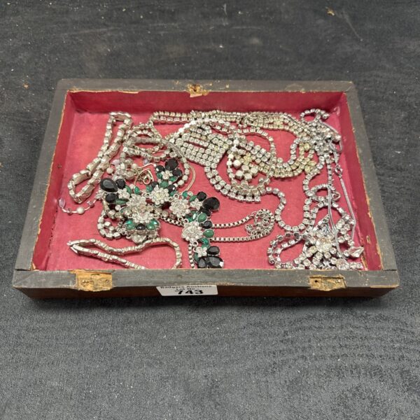 Vintage rhinestone jewellery lot with necklaces and brooches.