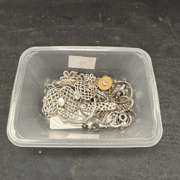 Mixed lot of silver jewellery and costume pieces.